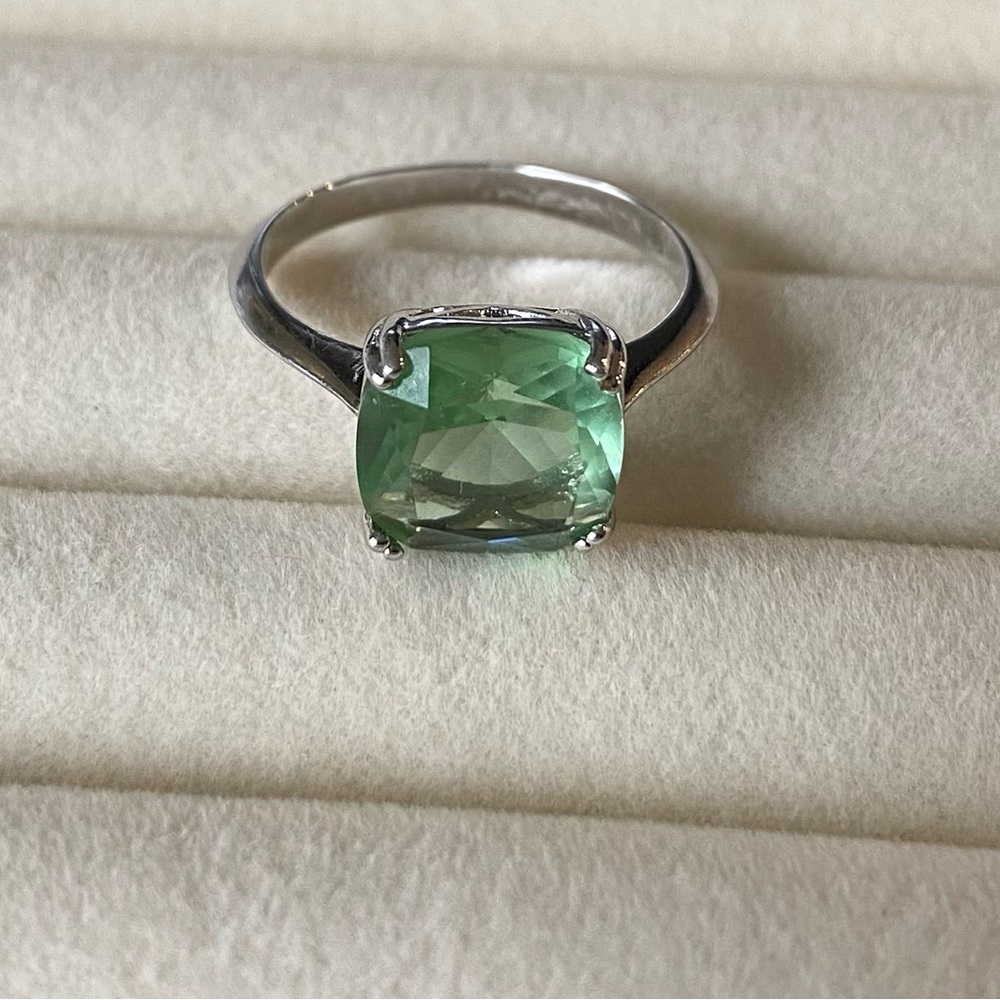 Elegant Green and Silvertone Ring
